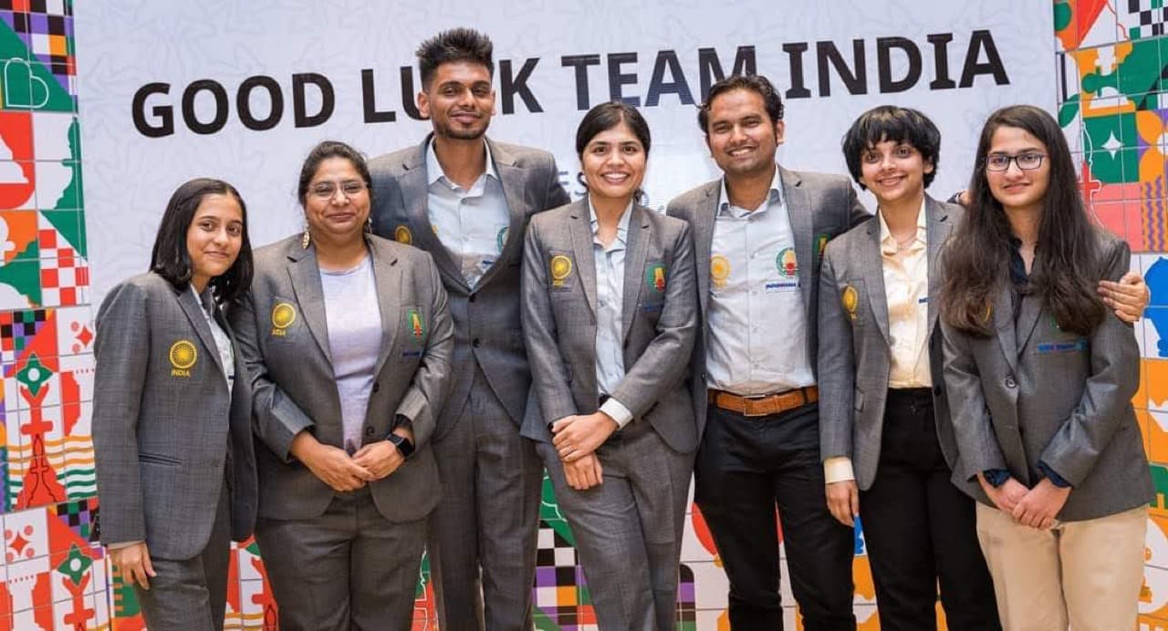 GM Akash Ganesan with India's Olympiad Women's Team B, Chennai 2022