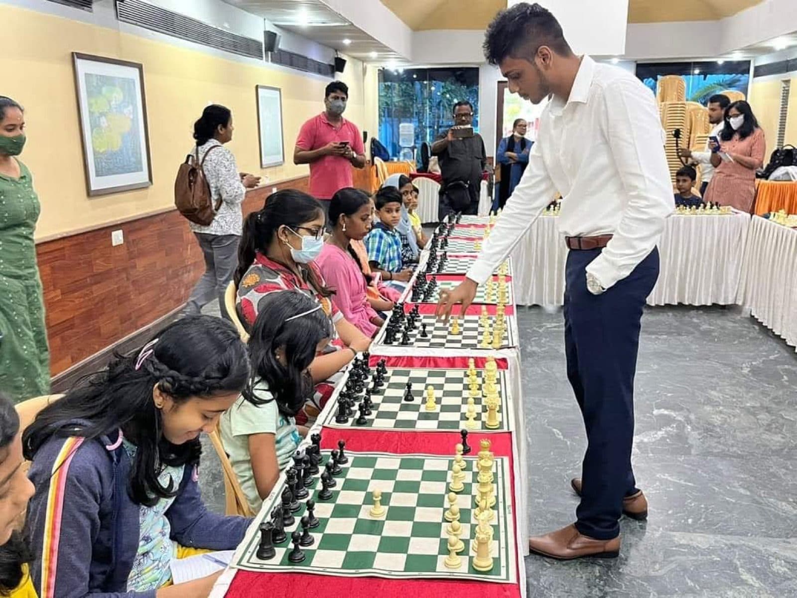 GM Akash Ganesan playing a simul exhibition in Kerala